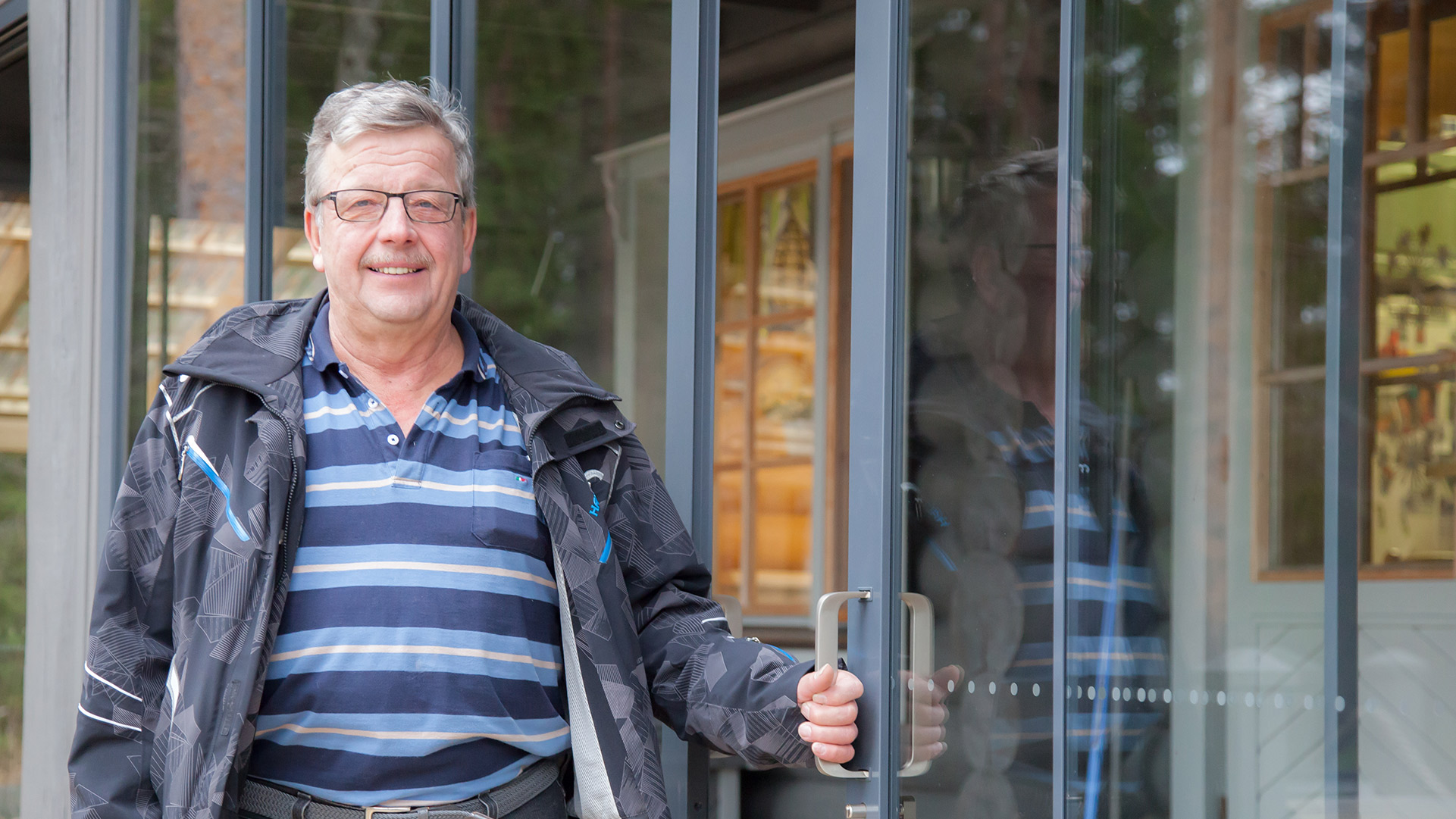 Matti lasitetun terassin edessä