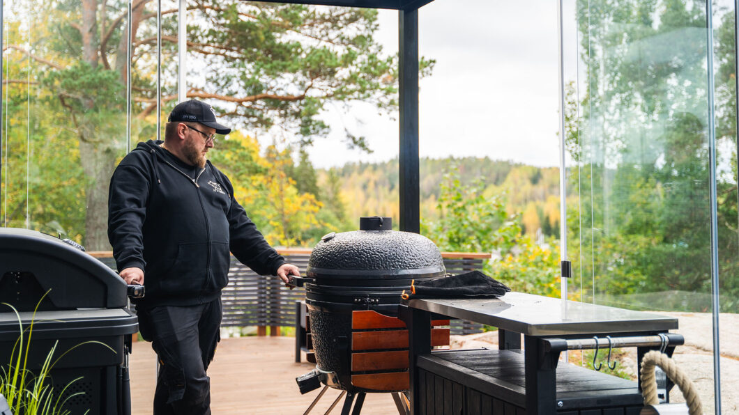 Jari-Jukka Kallunki grillin ääressä Lumon lasituksen suojissa