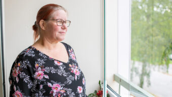 Johanna Räsänen nauttii Lumon parvekelasituksen suojissa aina keväästä syksyyn