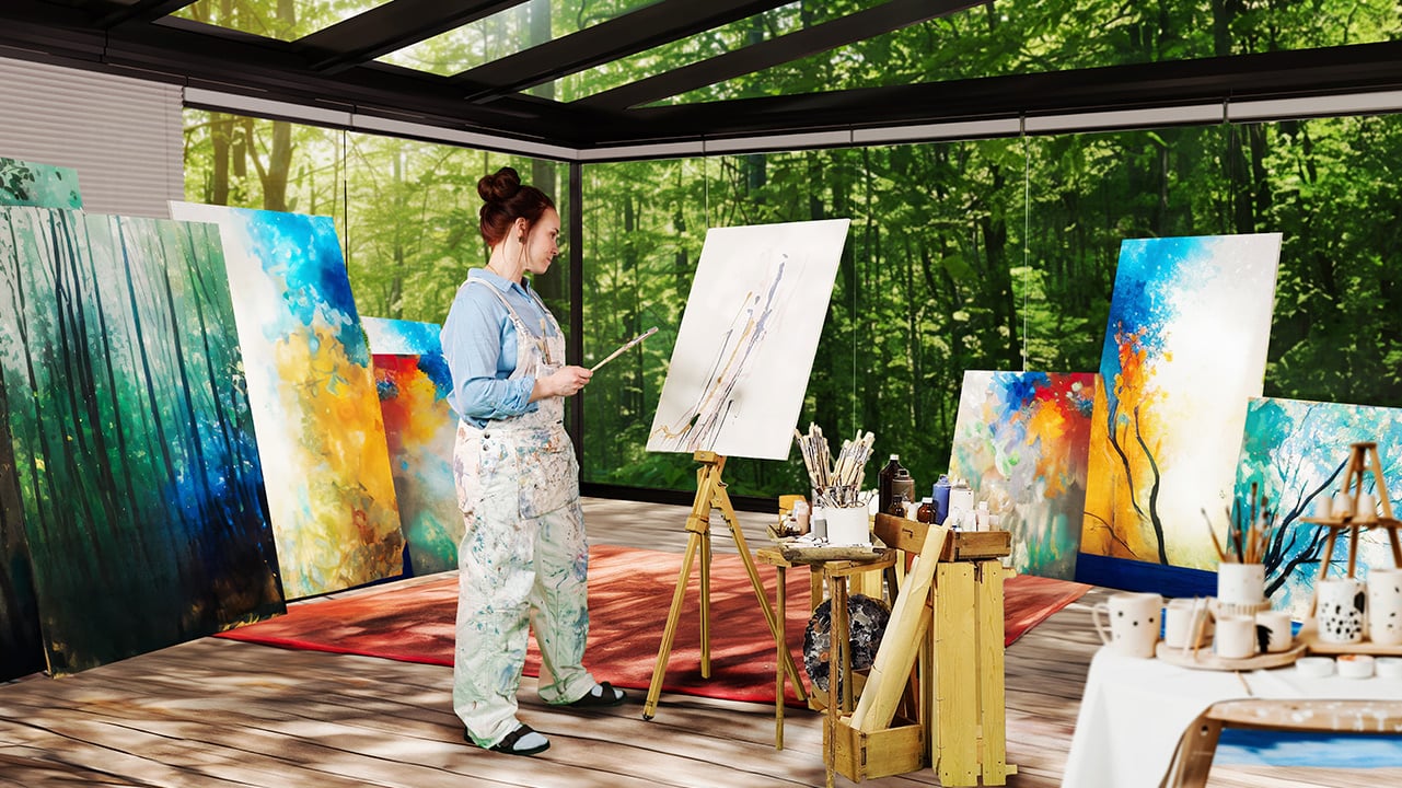 nainen maalaa tauluja lasitetulla terassilla