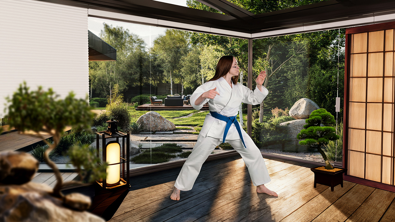 Nainen harrastaa karatea lasitetulla terassilla