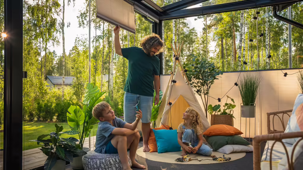 Lumon Visor-kaihtimet tekevät lasiterassista viihtyisän oleskelutilan perheelle