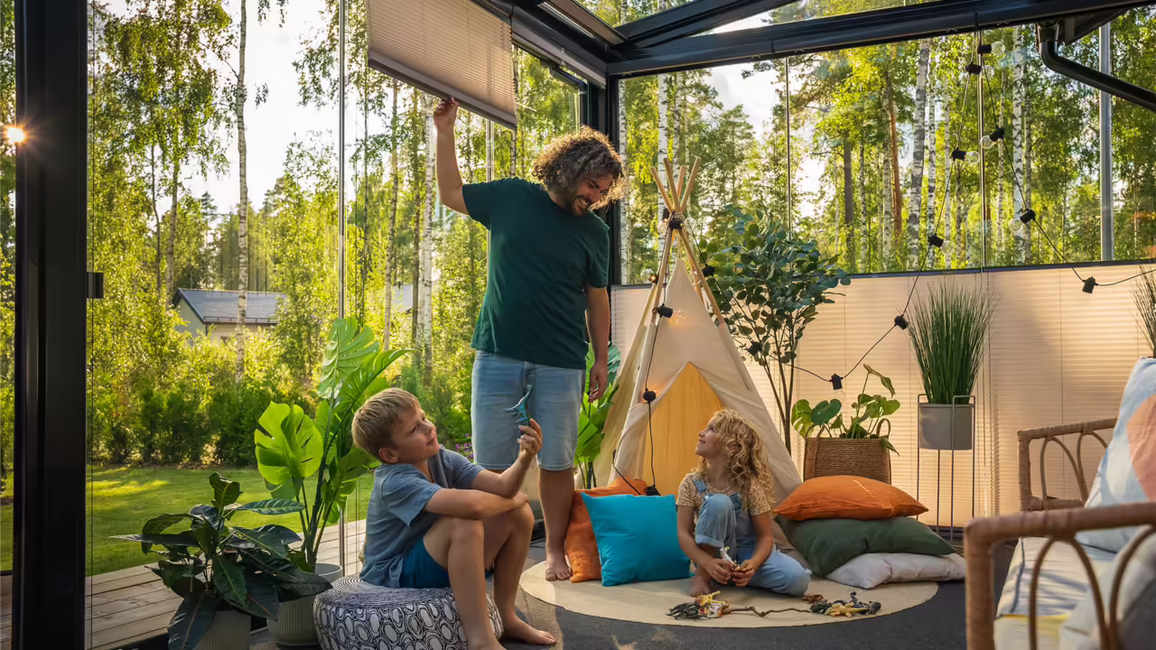 Lumon Visor-kaihtimet tekevät lasiterassista viihtyisän oleskelutilan perheelle