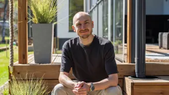 Ilkka Herola istuu terassilla