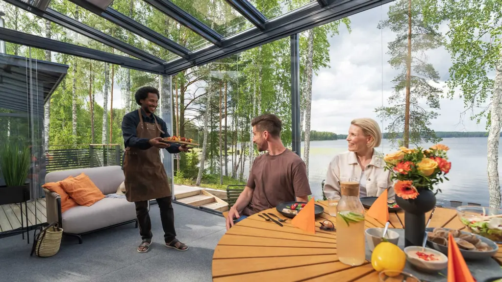 terassi mökki kesä grillaus ruokailu