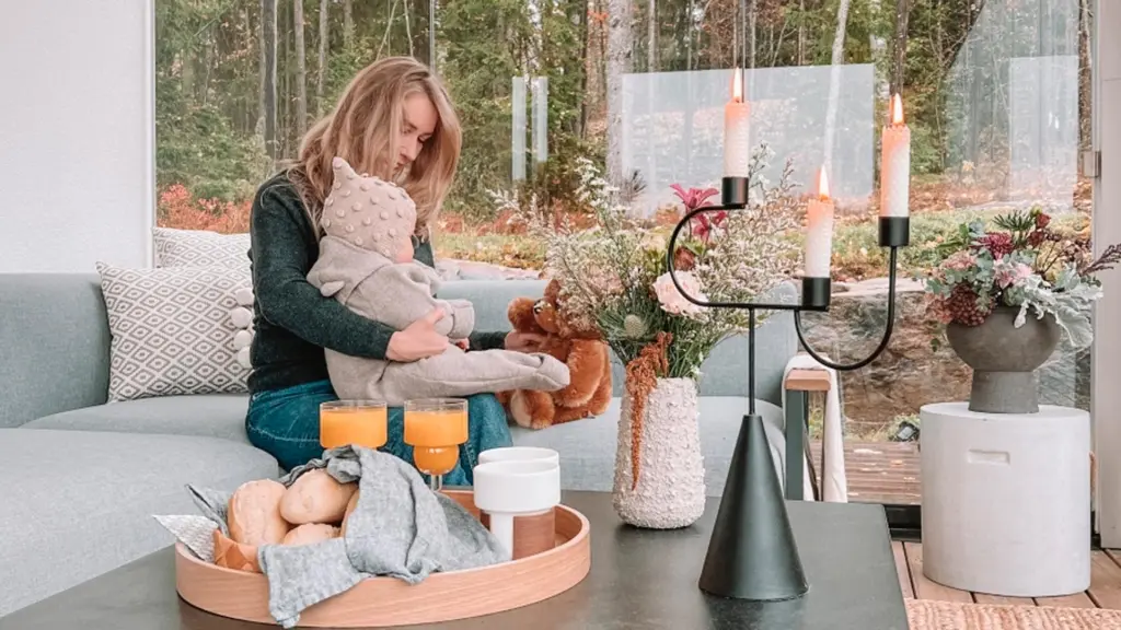 Villa Lume vieraskynä - äiti ja lapsi lasitetulla terassilla