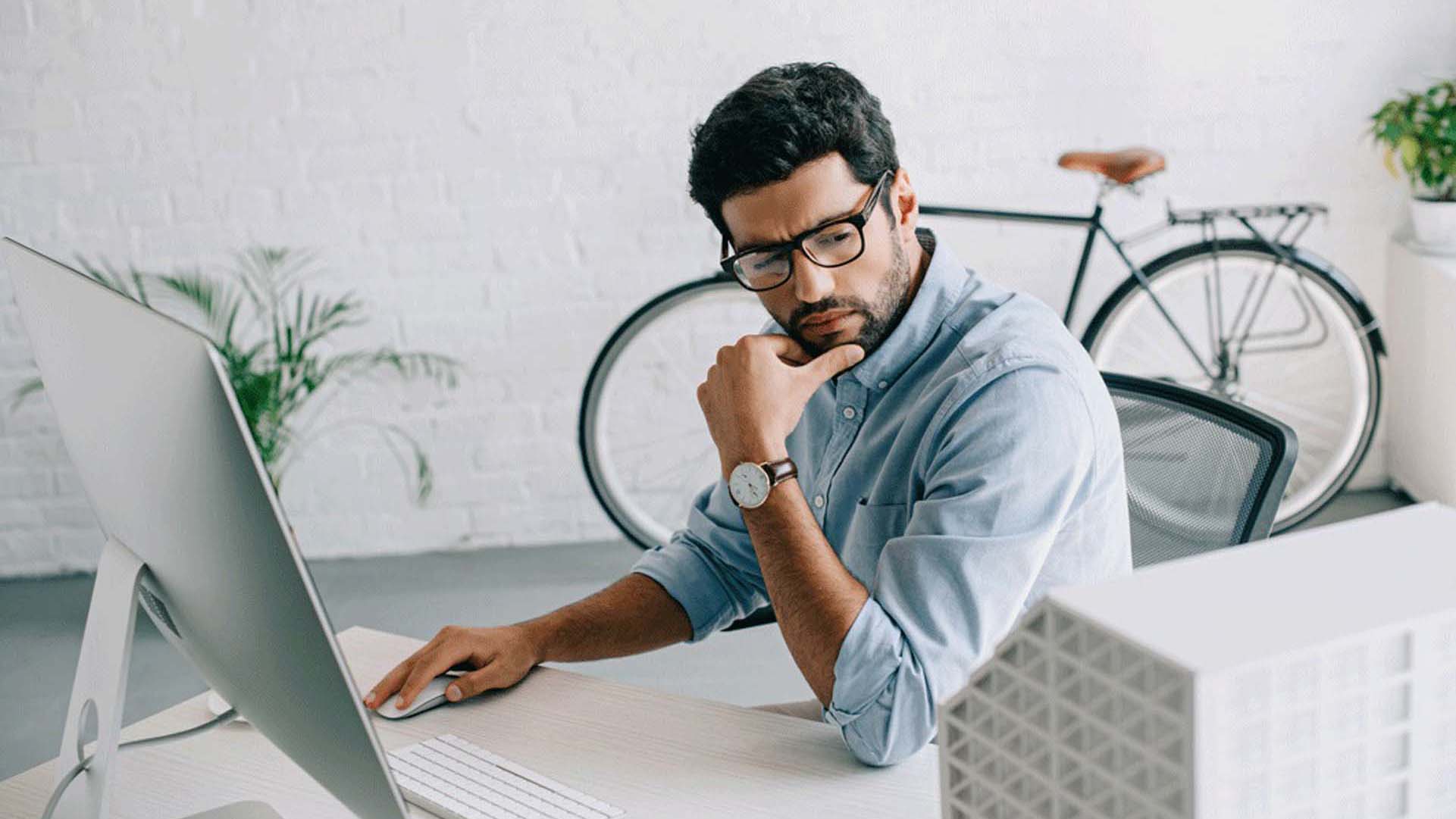 Homme assis devant un écran d'ordinateur
