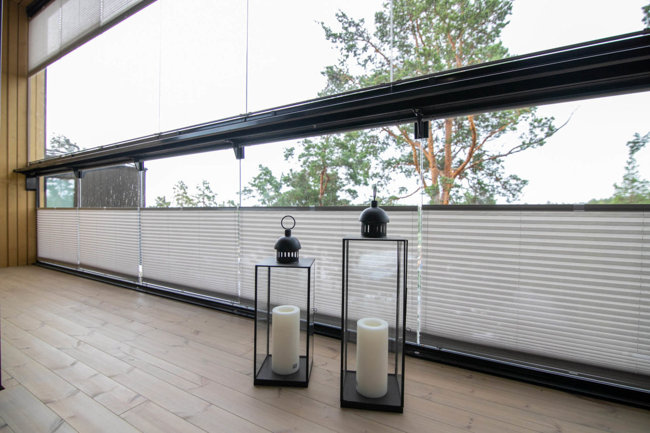 Balcon avec balustrade en verre et vitrage de balcon