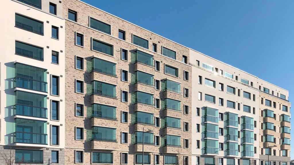 Nouvelle construction avec balustrades en verre et vitrages de balcon en vert