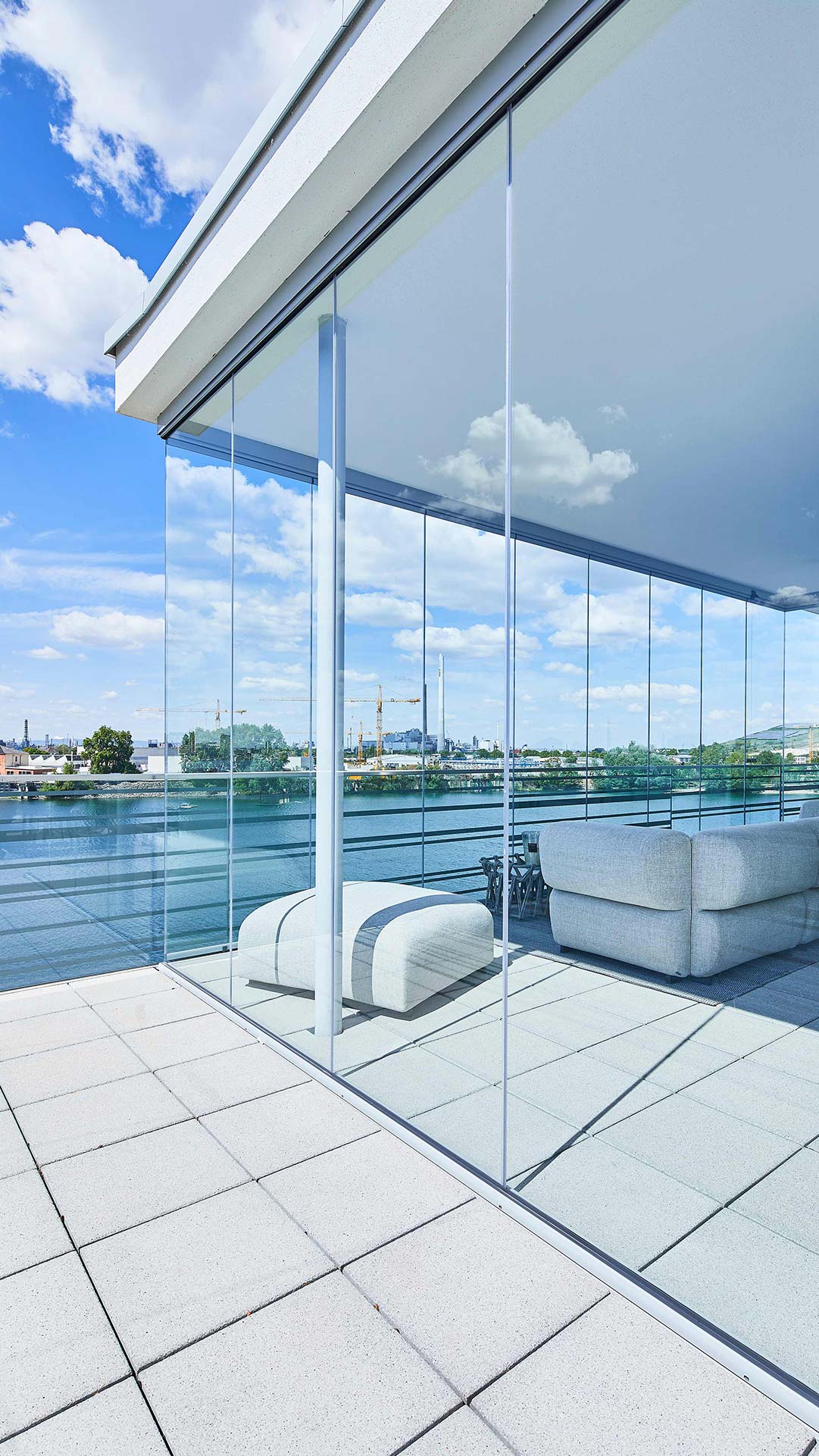 Canapé sur balcon vitré avec vue sur la rivière