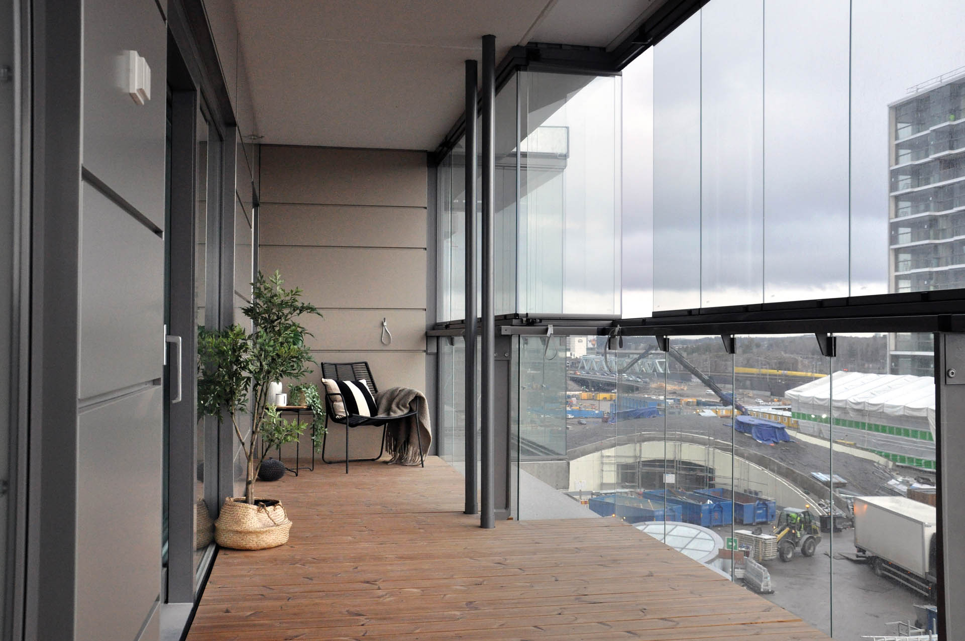 Vue du balcon avec balustrade en verre et vitrage de balcon