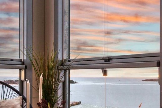 Possibilité de s'asseoir sur un balcon vitré avec vue sur la mer