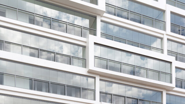 Bâtiment blanc avec arcades vitrées