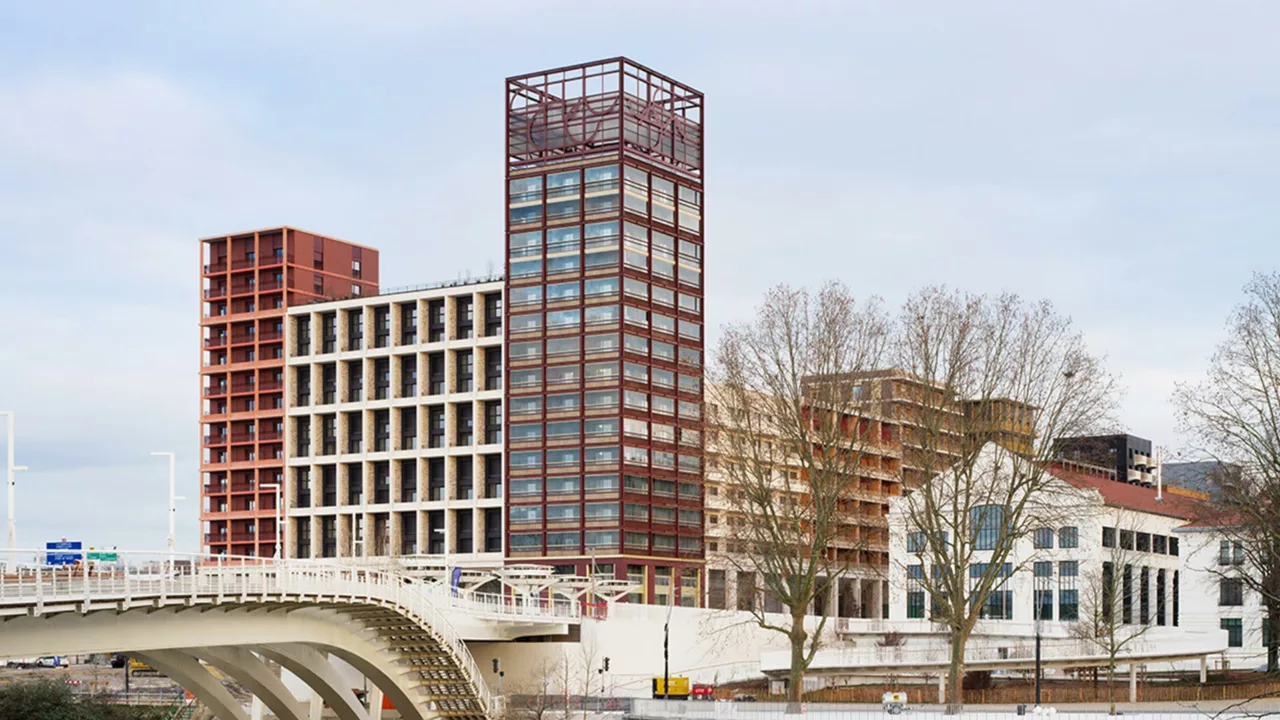 Tour signal équipé de vitrages de balcon Lumon aux Jeux Olympiques de 2024 à Paris