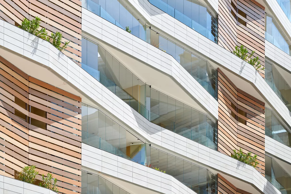 Bâtiment design en bois avec balcons vitrés