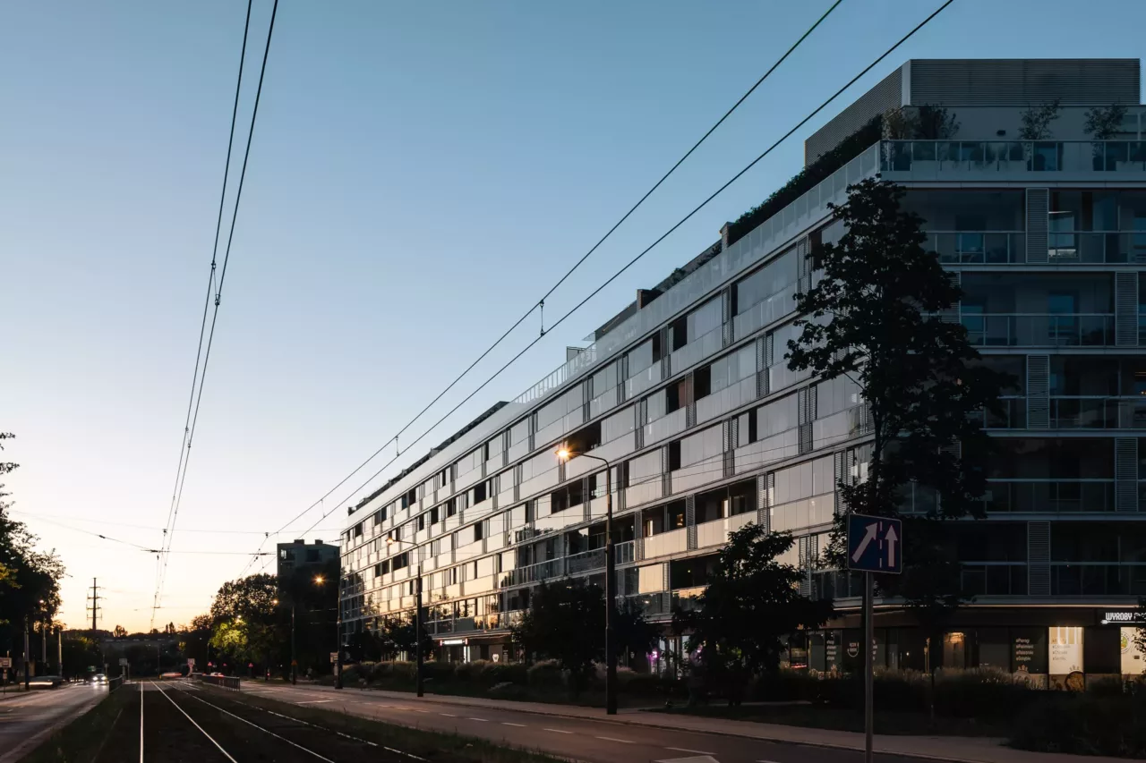 Bâtiment à Varsovie avec façade en verre