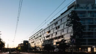 Bâtiment à Varsovie avec façade en verre