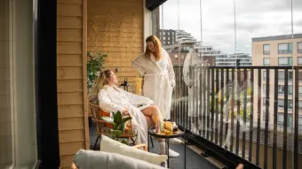 Skreddersydd og fleksibel balkong-løsning med Lumon innglassing for balkong og terrasse