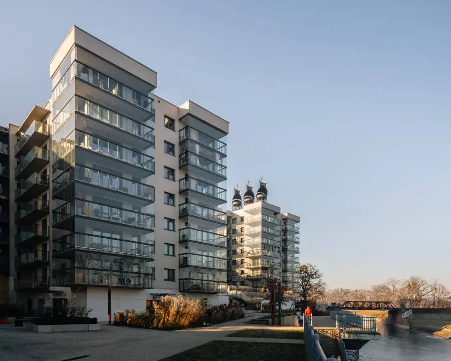 zabudowa narożna balkonu w bloku we Wrocławiu